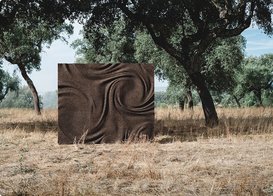 eine große quadratische Skulptur auf einem Feld mit Bäumen im Hintergrund und einem blauen Himmel im Hintergrund mit ein paar Wolken, moosbild, mooswand, moos pflanzen, moos, moos deko, moos art