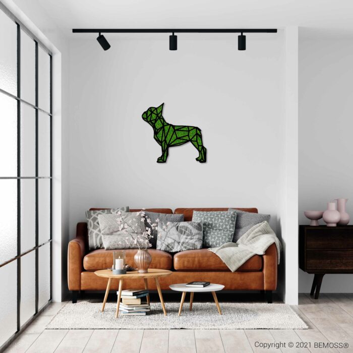 Ein Wohnzimmer mit einer Couch und einem Tisch mit einer Uhr an der Wand darüber ist eine Hundesilhouette, moosbild, mooswand, moos pflanzen, moos, moos deko, moos art