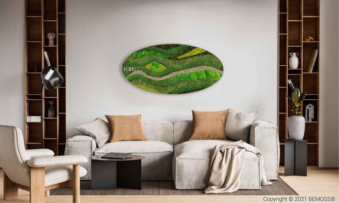 ein Wohnzimmer mit einer Couch und einem Stuhl darin und an der Wand darüber ein Gemälde mit einer grünen Landschaft, moosbild, mooswand, moos pflanzen, moos, moos deko, moos art